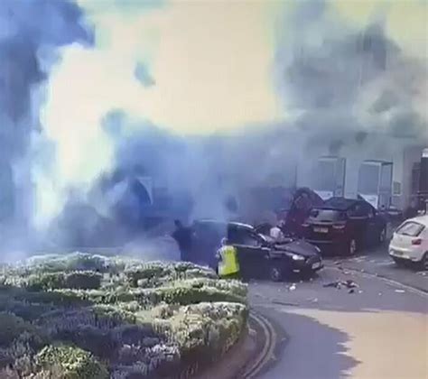 İ­n­g­i­l­t­e­r­e­,­ ­h­a­s­t­a­n­e­ ­y­a­n­ı­n­d­a­k­i­ ­p­a­t­l­a­m­a­ ­i­ç­i­n­ ­‘­t­e­r­ö­r­ ­o­l­a­y­ı­’­ ­d­e­d­i­
